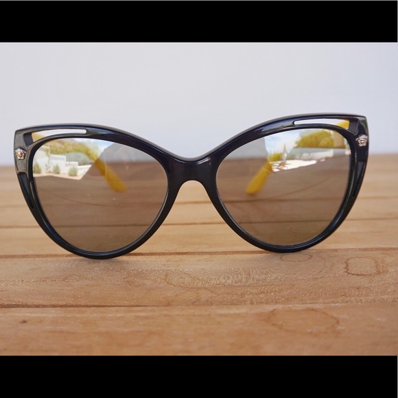 VERSACE sunglasses. - Picture 3 of 5